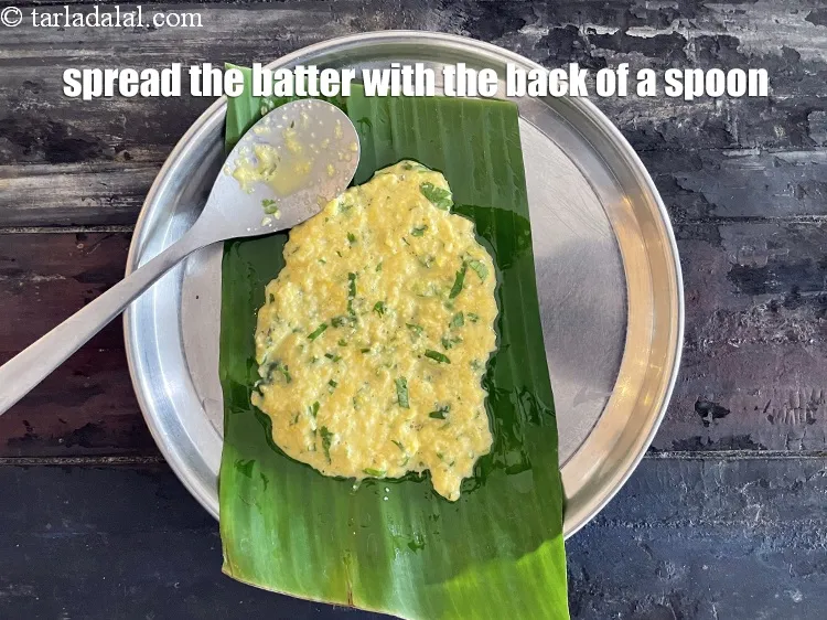 स्टेप 20 – बैटर को चम्मच के पिछले हिस्से से केले के पत्ते …