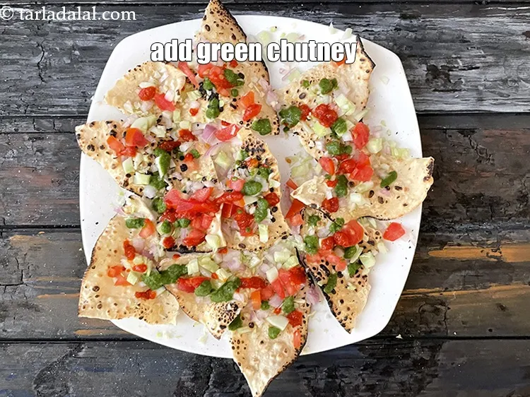 स्टेप 17 – हर खिचिया पापड़ में 1 टी-स्पून&nbsp;<a href=""https://www.tarladalal.com/green-chutney-how-to-make-green-chutney-recipe-hindi-22266r"">हरी चटनी</a>&nbsp;डालें। आप अपनी …