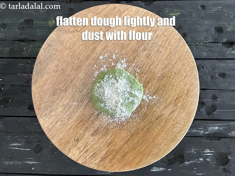 स्टेप 17 – भागों को आकार दें और अपनी हथेलियों के बीच हल्के …