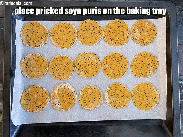स्टेप 17 – प्रिक्ड सोया पुरी को बेकिंग ट्रे पर रखें।