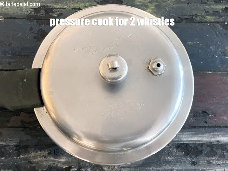 स्टेप 19 – 2 सीटी आने तक प्रेशर कुक करें।