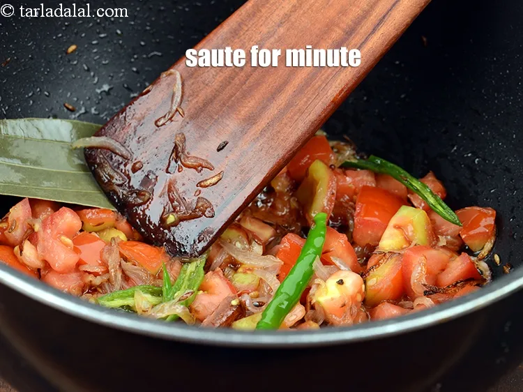 स्टेप 17 – मध्यम आंच पर एक मिनट तक भूनें।