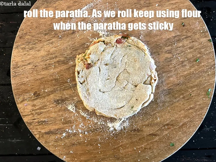 स्टेप 24 – पराठा बेलिये।&nbsp;जैसे-जैसे हम बेलते हैं, पराठा चिपचिपा होने पर गेहूं …