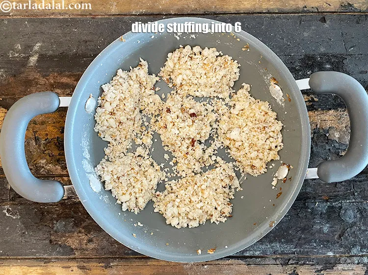 Step 17 – Divide the stuffing into 6 equal portions and keep aside.