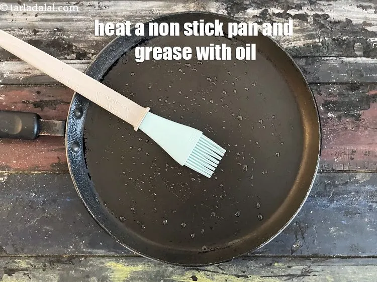 स्टेप 19 – एक नॉन स्टिक पैन गरम करें और तेल से चिकना …