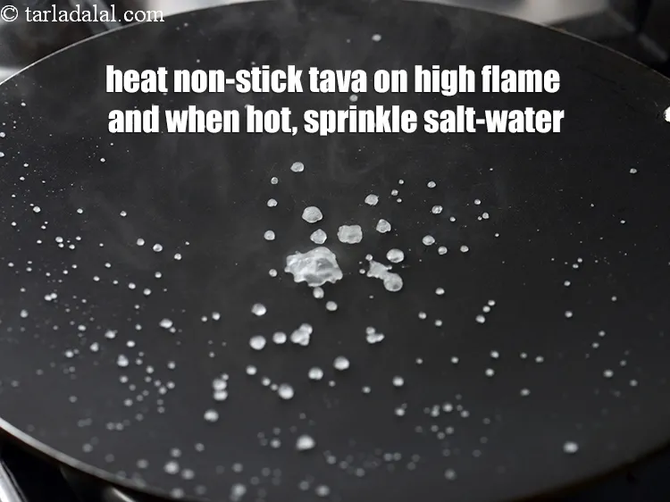 स्टेप 17 – एक नॉन-स्टिक तवा तेज़ आँच पर गरम करें और गरम …