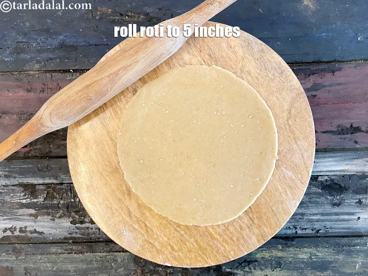 स्टेप 18 – रोटी को 5 इंच (125 मि.मी.) में बेल लें।