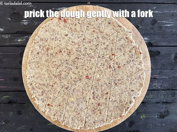 स्टेप 29 – आटे को कांटे से हल्का सा प्रीक करें।&nbsp;&nbsp;