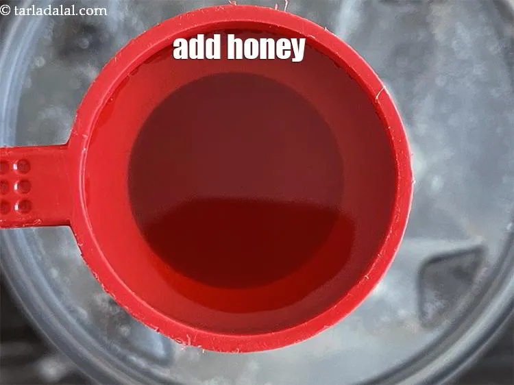 स्टेप 21 – 1 टेबल्स्पून &nbsp;शहद डालें।