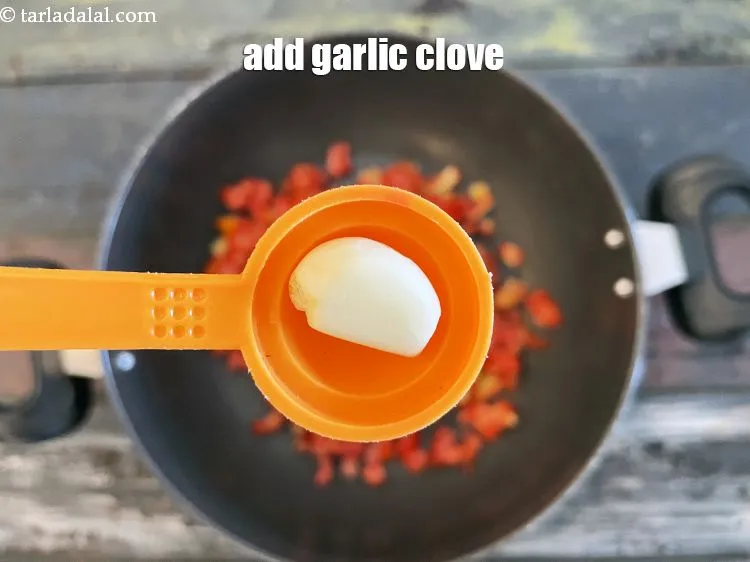 स्टेप 17 – १&nbsp;<a href=""https://www.tarladalal.com/glossary-garlic-cloves-hindi-1857i"">लहसुन की कली</a>&nbsp;डालें ।