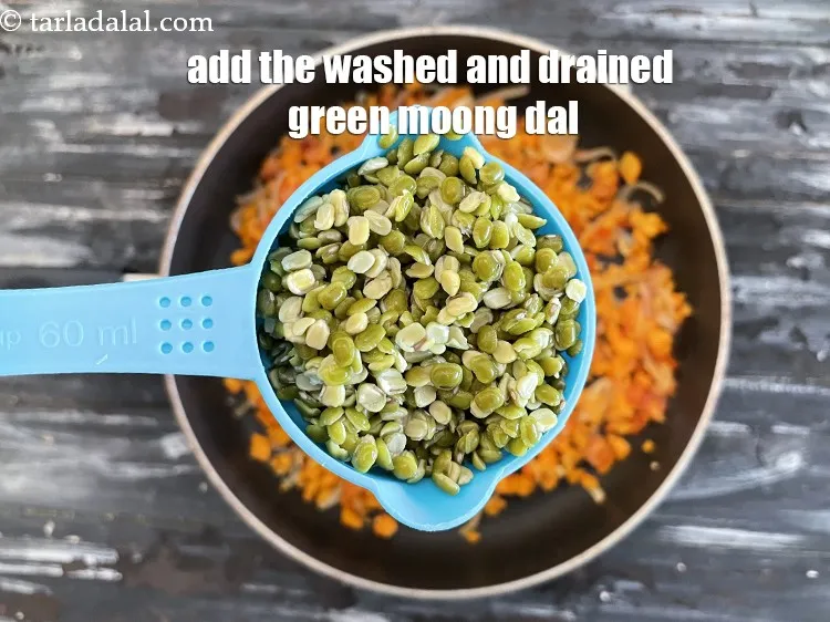 स्टेप 17 – धोकर और निथार हुई हरी मूंग दाल&nbsp;डालें।