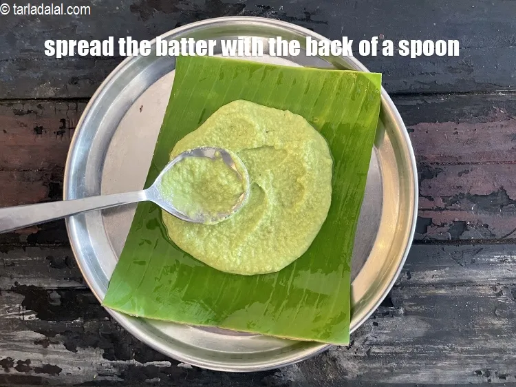 स्टेप 23 – बैटर को चम्मच के पिछले हिस्से से केले के पत्ते …