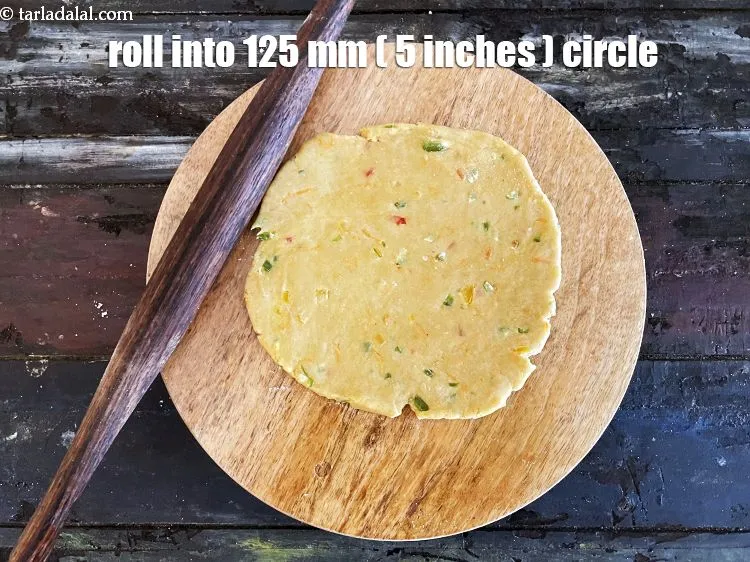 Step 17 – <meta charset="UTF-8" />Roll into a 125 mm (5&rdquo;) diameter round.