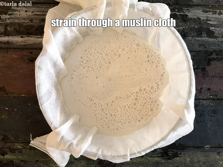 स्टेप 18 – मलमल के कपड़े से छान लें।<br /> &nbsp;