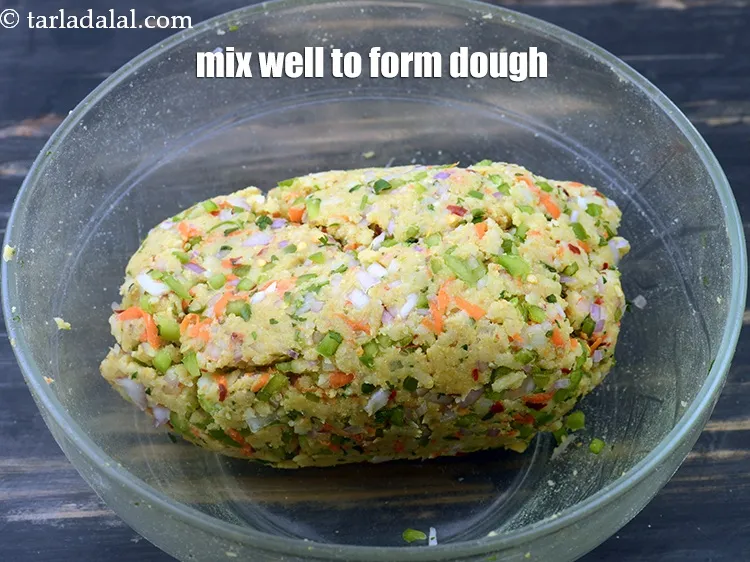 स्टेप 17 – आटे को हाथों से अच्छी तरह मिलाएँ।