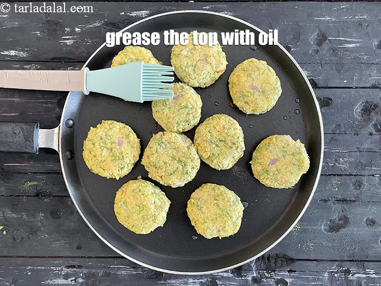 स्टेप 22 – वड़ों के ऊपर तेल लगाकर चिकना कर लें।