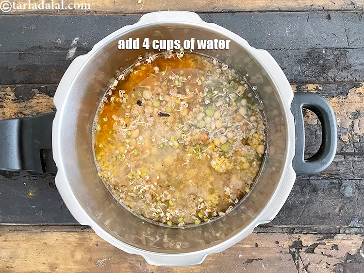 स्टेप 30 – 4 कप पानी डालें।