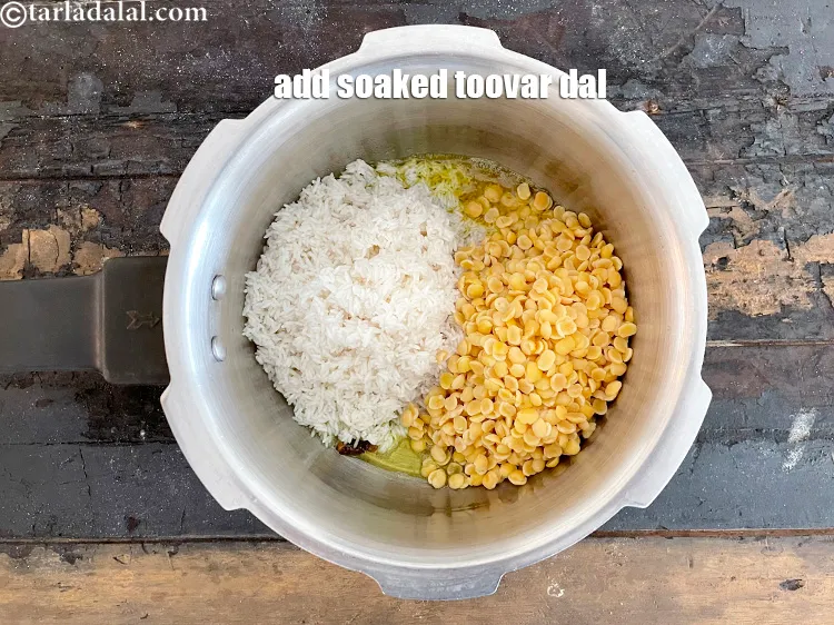स्टेप 27 – १/२ कप धुली और भीगी हुई <a href=""https://www.tarladalal.com/glossary-toovar-dal-arhar-dal-toor-dal-split-pigeon-peas-tur-dal-hindi-955i"">तुवर दाल</a> डालें। …
