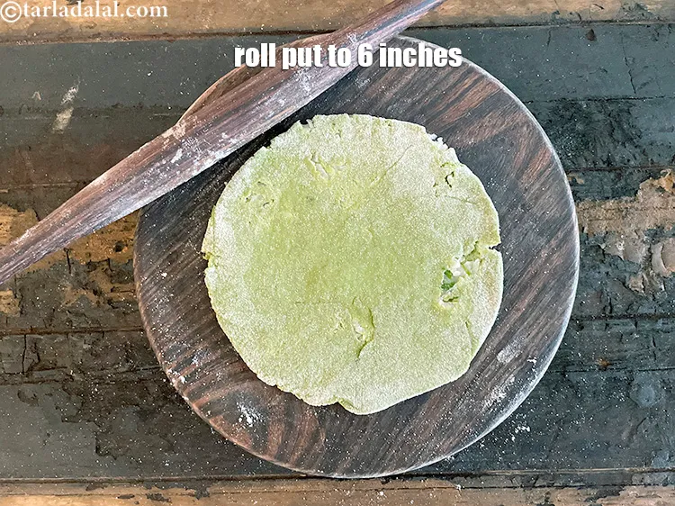 स्टेप 7 – इन पराठों को बेलना एक कला है। आपको उन्हें कम …