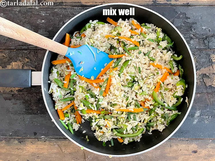 Step 25 – Mix <strong>healthy Chinese fried rice |&nbsp;<!--{C}%3C!%2D%2D%253Cmeta%2520charset%253D%2522UTF-8%2522%2520%252F%253E%2D%2D%3E-->Indo Chinese veg fried rice&nbsp;|&nbsp;easy and healthy fried rice&nbsp;| </strong>&nbsp;well.
