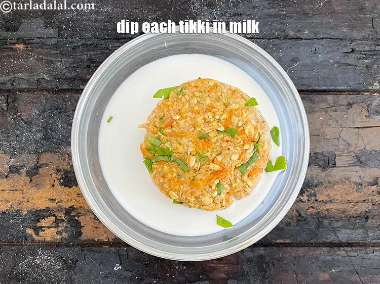 स्टेप 29 – प्रत्येक टिक्की को १/४ कप&nbsp;<a href=""https://www.tarladalal.com/glossary-low-fat-milk-low-cal-milk-skim-milk-toned-milk-hindi-516i"">कम वसा वाला दूध</a>&nbsp;&nbsp;99.7% वसा …