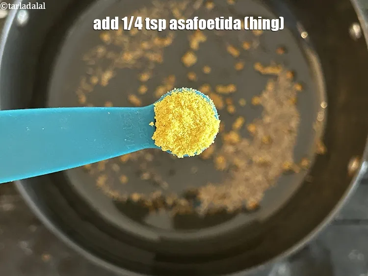 स्टेप 18 – १/४ टी-स्पून&nbsp;<a href=""https://www.tarladalal.com/glossary-asafoetida-hing-hindi-113i"">हींग</a>&nbsp;डालें।&nbsp;&nbsp;