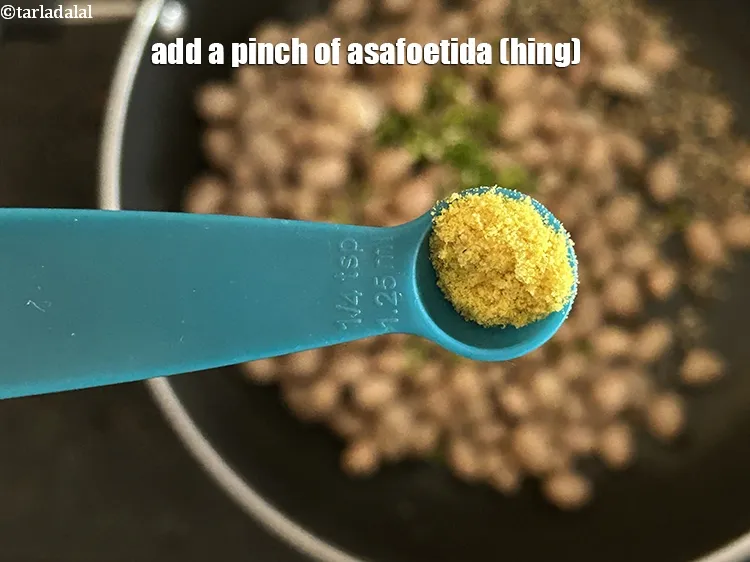 स्टेप 18 – एक चुटकी&nbsp;<a href=""https://www.tarladalal.com/glossary-asafoetida-hing-hindi-113i"">हींग</a>&nbsp;डालें।