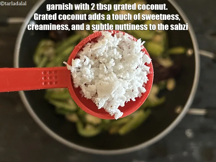 स्टेप 22 – २ टेबल-स्पून&nbsp;<a href=""https://www.tarladalal.com/glossary-grated-coconut-hindi-852i"">कसा हुआ नारीयल</a>&nbsp;से गार्निश करें। कसा हुआ नारियल …