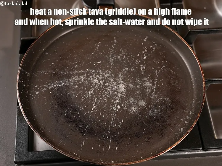 स्टेप 18 – एक नॉन-स्टिक तवा को तेज आंच पर गर्म करें और …