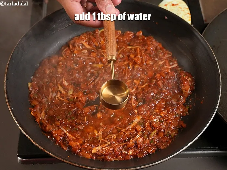 स्टेप 23 – १ टेबलस्पून पानी डालें।