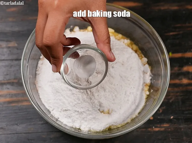 स्टेप 18 – १/४ टी-स्पून&nbsp;<a href=""https://www.tarladalal.com/glossary-baking-soda-soda-bi-carb-hindi-615i"">बेकिंग सोडा</a>&nbsp;डालें।&nbsp;&nbsp; &nbsp;