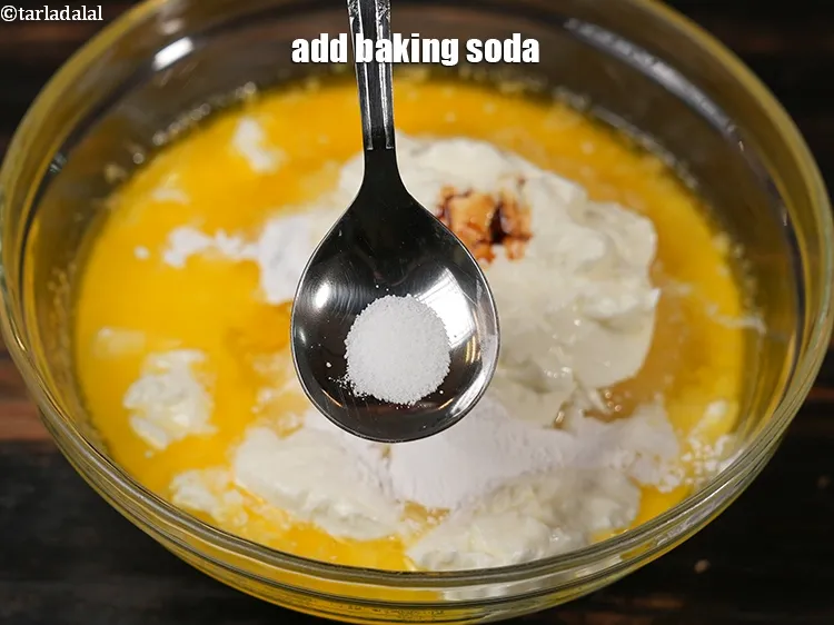 स्टेप 18 – १/२ टी-स्पून&nbsp;<a href=""https://www.tarladalal.com/glossary-baking-powder-hindi-425i"">बेकिंग सोडा</a>&nbsp;&nbsp;डालें .