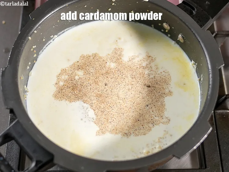 स्टेप 19 – १/४ टी-स्पून&nbsp;<a href=""https://www.tarladalal.com/glossary-cardamom-powder-elaichi-powder-hindi-265i"">इलायची पाउडर</a>&nbsp;डालें ।