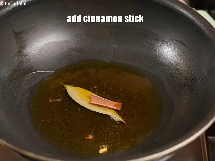 स्टेप 18 – १&nbsp;<a href=""https://www.tarladalal.com/glossary-cinnamon-dalchini-hindi-346i"">दालचीनी</a>&nbsp;स्टिक&nbsp;डालें&nbsp;.