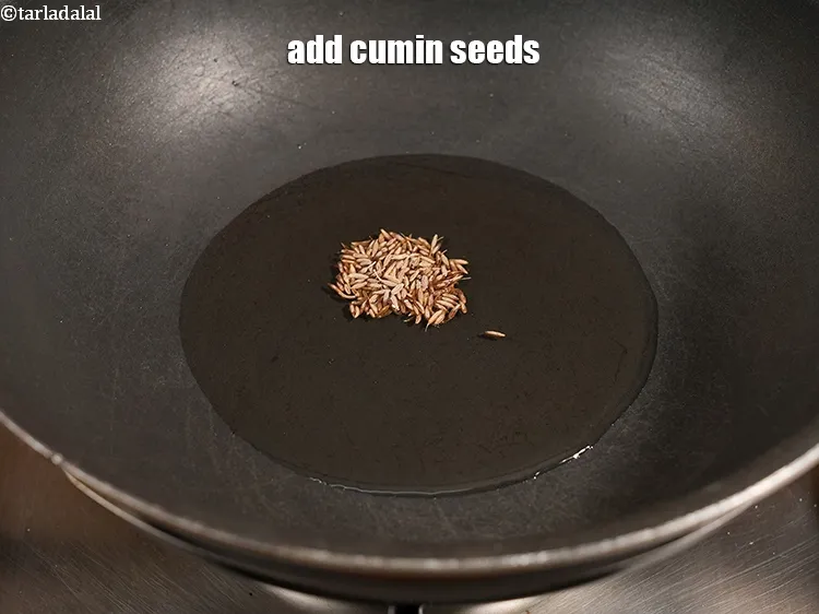 स्टेप 18 – १/२ टी-स्पून&nbsp;<a href=""https://www.tarladalal.com/glossary-cumin-seeds-jeera-zeera-hindi-381i"">जीरा</a>&nbsp;डालें ।