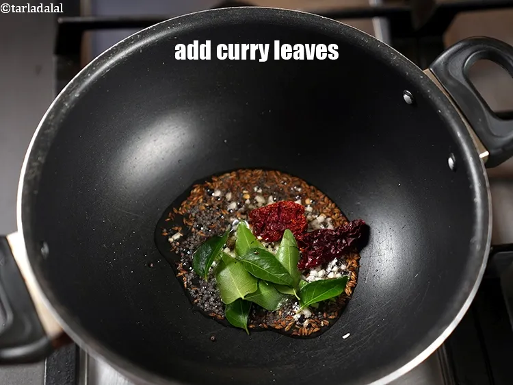 स्टेप 18 – ५ से ६&nbsp;<a href=""https://www.tarladalal.com/glossary-curry-leaves-kadi-patta-kadipatta-hindi-388i"">करी पत्ता (कड़ी पत्ता)</a>&nbsp;डालें।
