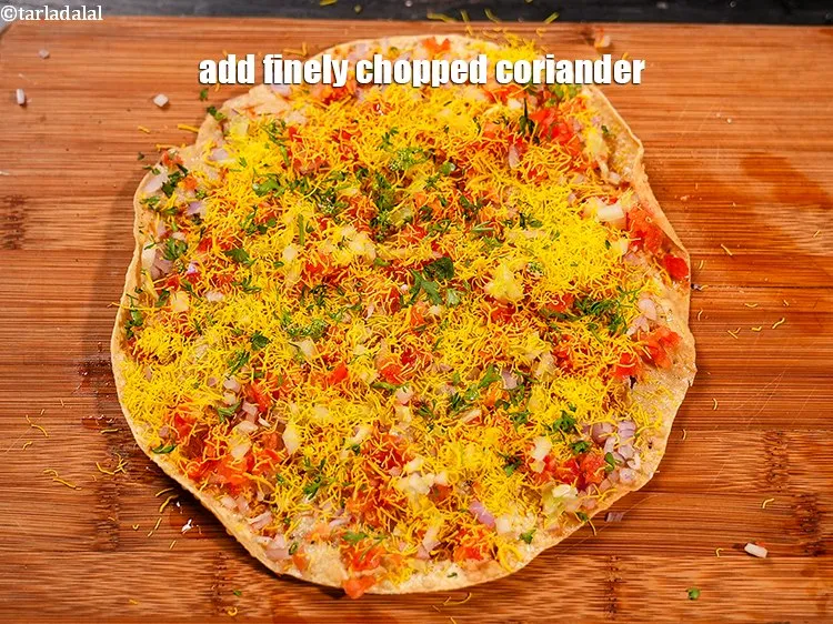 स्टेप 18 – १/२&nbsp;टेबल-स्पून&nbsp;बारीक&nbsp;<a href=""https://www.tarladalal.com/glossary-chopped-coriander-hindi-783i"">कटा हुआ हरा धनिया</a>&nbsp;डालें ।