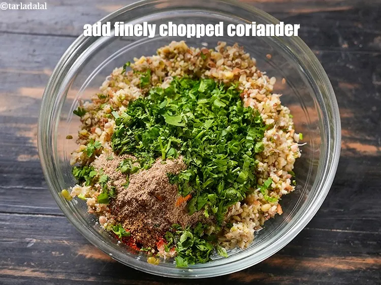 स्टेप 18 – २ टेबल-स्पून&nbsp;बारीक&nbsp;<a href=""https://www.tarladalal.com/glossary-chopped-coriander-hindi-783i"">कटा हुआ हरा धनिया</a>&nbsp;डालें।