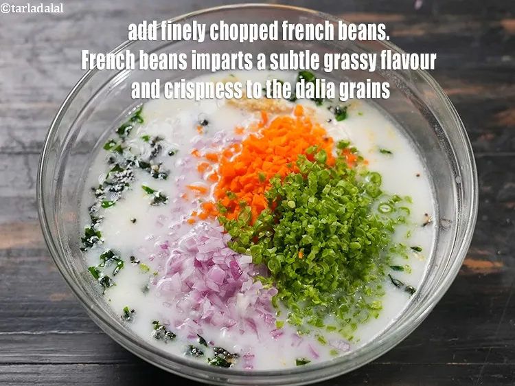 स्टेप 18 – ३ टेबल-स्पून&nbsp;बारीक&nbsp;<a href=""https://www.tarladalal.com/glossary-chopped-french-beans-hindi-797i"">कटी हुई फण्सी</a>&nbsp;डालें। फ़्रेंच बीन्स दलिया अनाज को …