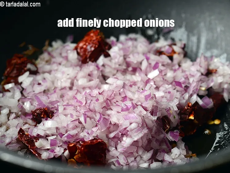 स्टेप 19 – आधा कप बारीक&nbsp;&nbsp;<a href=""https://www.tarladalal.com/glossary-onions-pyaz-pyaaz-kanda-hindi-548i"" target=""_blank"">कटा हुआ प्याज</a>&nbsp;डालें।<br /> &nbsp;