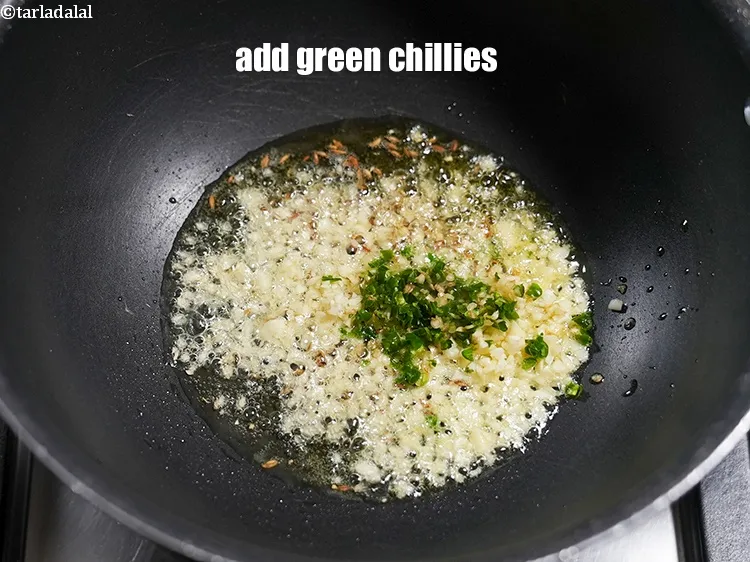 स्टेप 18 – १ टी-स्पून&nbsp;बारीक&nbsp;<a href=""https://www.tarladalal.com/glossary-chopped-green-chilli-hindi-820i"">कटी हरी मिर्च</a>&nbsp;डालें।