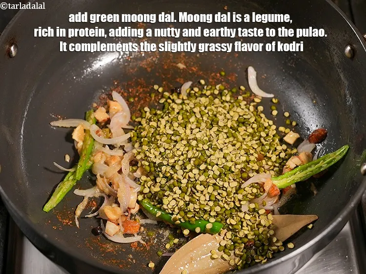 स्टेप 18 – १/४ कप&nbsp;<a href=""https://www.tarladalal.com/glossary-green-moong-dal-split-green-gram-hari-mung-dal-hindi-522i"">हरी मूंग दाल</a>&nbsp;, धुली हुई डालें। मूंग दाल …