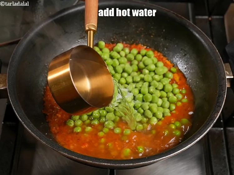 स्टेप 18 – <p>आधा कप गरम पानी डालें।</p>