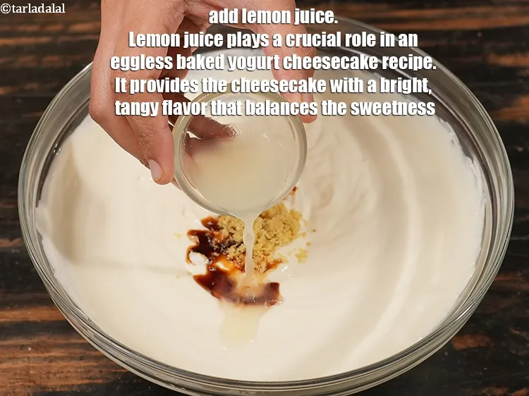 स्टेप 18 – २ टी-स्पून&nbsp;<a href=""https://www.tarladalal.com/glossary-lemon-juice-numbi-ka-ras-nimbu-ka-juice-hindi-471i"">नींबू का रस</a>&nbsp;डालें । अंडे रहित बेक्ड दही …