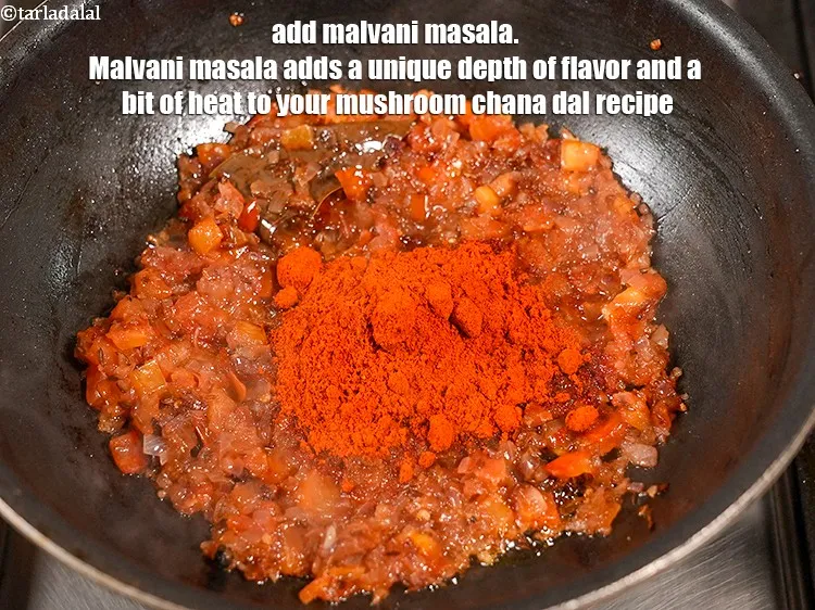 स्टेप 18 – १ १/२ टेबल-स्पून&nbsp;<a href=""https://www.tarladalal.com/glossary-malvani-masala-malwani-masala-powder-maharashtrian-malvani-masala-powder-hindi-2479i"">मालवणी मसाला</a>&nbsp;डालें। मालवणी मसाला आपके मशरूम चना …