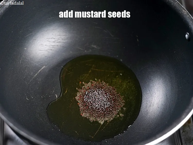 स्टेप 18 – १ टी-स्पून&nbsp;<a href=""https://www.tarladalal.com/glossary-mustard-seeds-sarson-rai-sarson-ke-beej-hindi-525i"">सरसों</a>&nbsp;डालें&nbsp;।