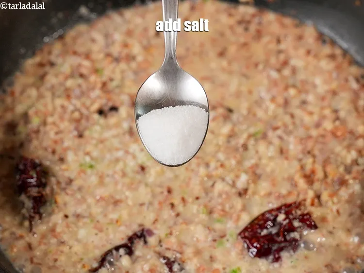 स्टेप 18 – <a href=""https://www.tarladalal.com/glossary-salt-namak-table-salt-hindi-418i"">नमक</a>&nbsp;स्वादानुसार&nbsp;डालें।