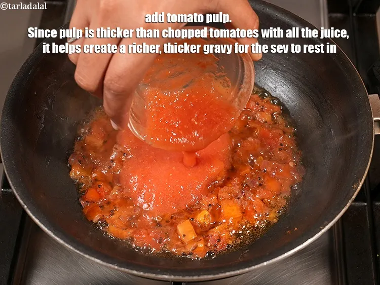स्टेप 18 – <p>१/२ कप&nbsp;<a href="">टमाटर का पल्प</a>&nbsp;डालें। चूंकि गूदा कटे हुए टमाटरों …