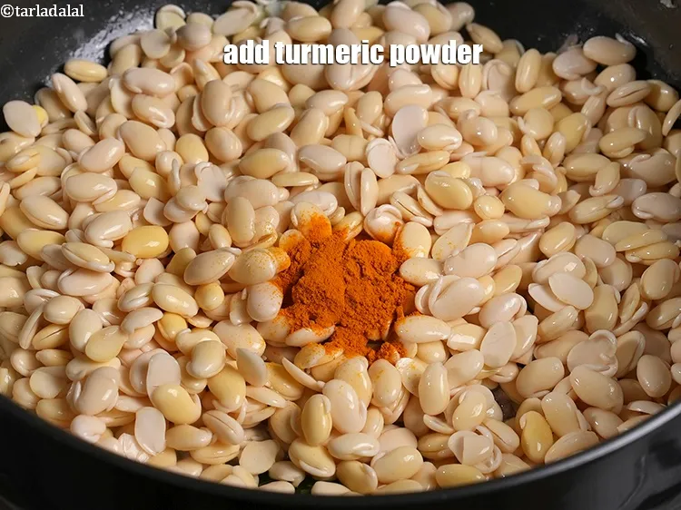 स्टेप 34 – १/२ टी-स्पून&nbsp;<a href=""https://www.tarladalal.com/glossary-turmeric-powder-haldi-hindi-645i"">हल्दी पाउडर</a>&nbsp;डालें।