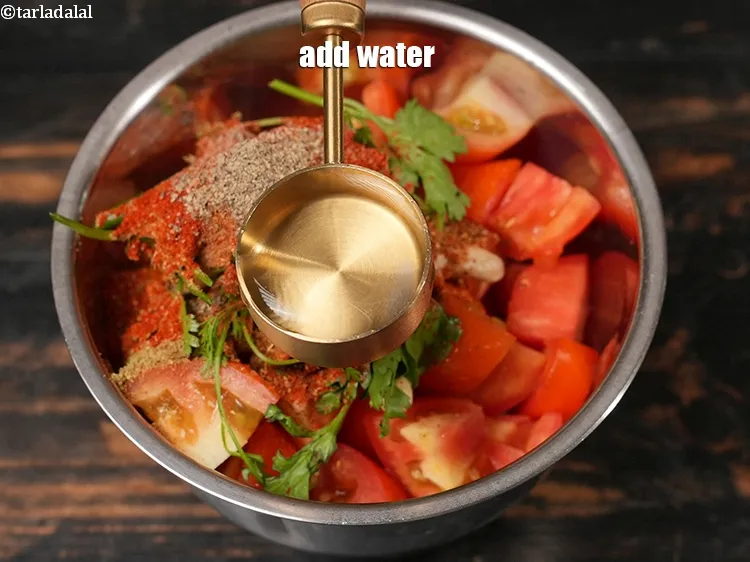 स्टेप 18 – १ बड़ा चम्मच पानी डालें।